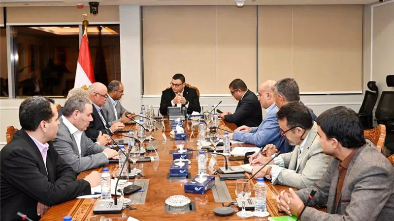وزير الإسكان يتابع تنفيذ مشروعات الخطة الاستراتيجية لتحلية مياه البحر