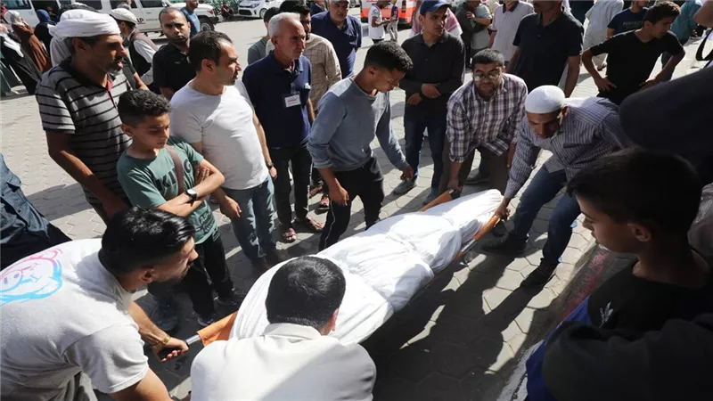 مقتل 11 فلسطينيا في قصف إسرائيلي استهدف منزلين في مخيم البريج وسط غزة