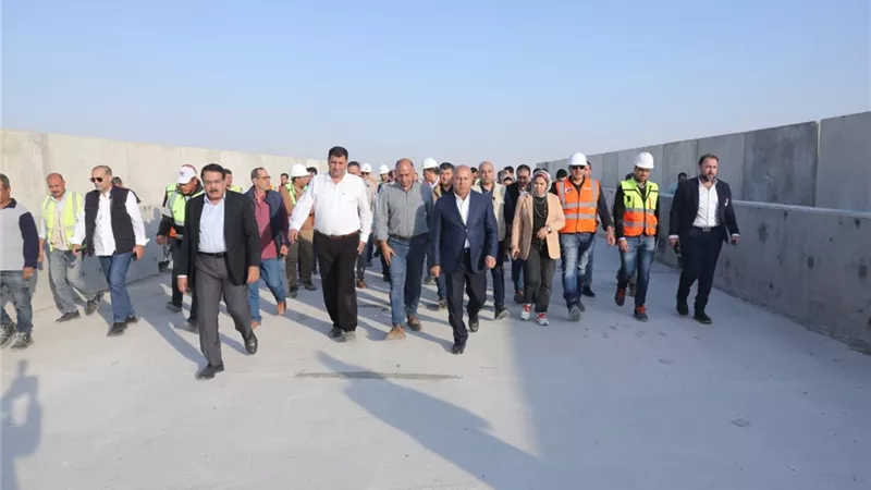 الوزير: القطار الكهربائي يخلق محاور تربط بين الأحمر والمتوسط