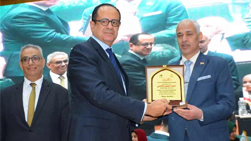 تكريم السفير أحمد خفاجي وتسليمه درع جامعة أسيوط
