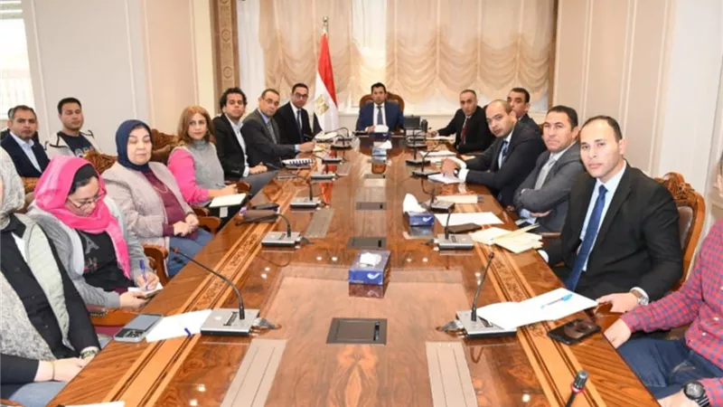 وزير الشباب يلتقي مؤلف كتاب الأمم ورياضات النخبة
