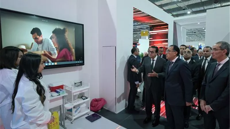 رئيس الوزراء يتفقد جناح المبادرة الرئاسية 