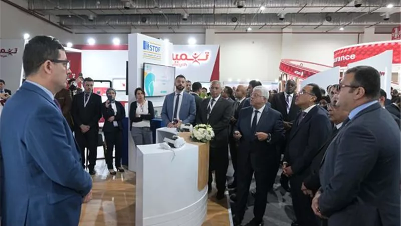 رئيس الوزراء يتفقد جناح وزارة التعليم العالي والبحث العلمي