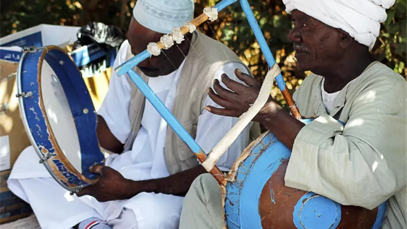 محافظ أسوان يقدم التهنئة لأهالى القرية ويؤكد بأنها ستشهد طفرة تنم