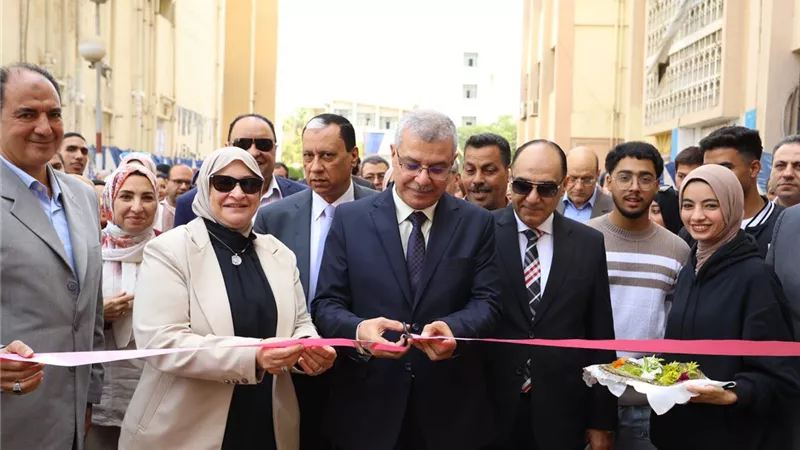 رئيس جامعة الزقازيق يفتتح معرض التسوق الخيري للطلاب