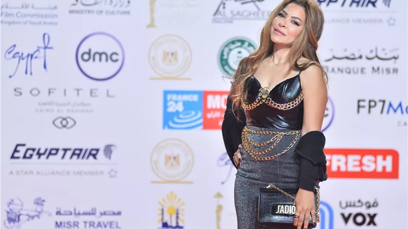 ألفت عمر بمهرجان القاهرة السينمائي لعرض «موعد مع الماضي»