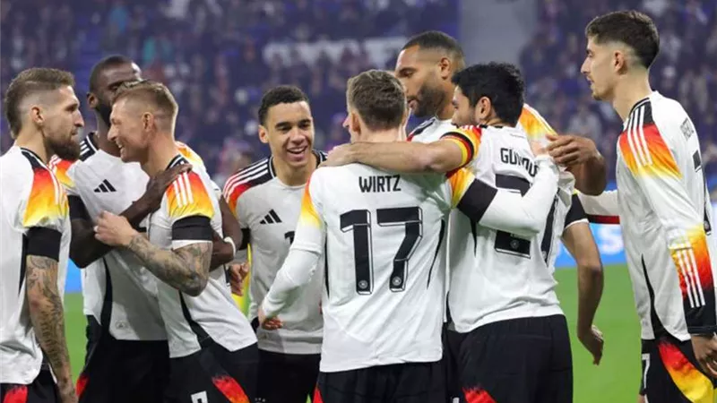 برشلونة الأقرب.. مدافع ألمانيا يحدد موعد حسم وجهته النهائية