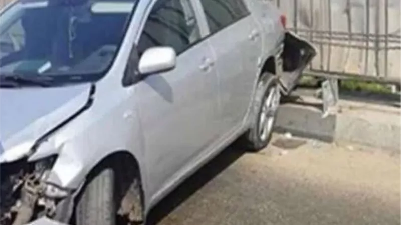 إصابة 4 إثر اصطدام سيارة برصيف فى الوراق