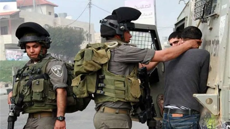 الاحتلال الإسرائيلي يعتقل 10 فلسطينيين من الضفة الغربية