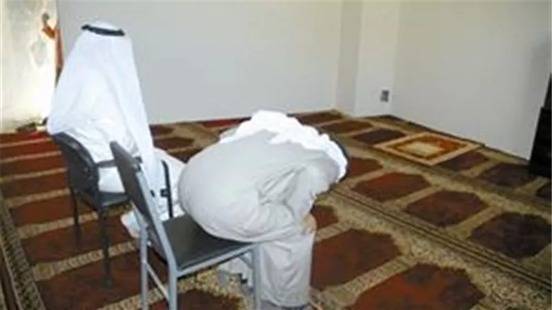 أهم أحكام الصلاة على الكرسي في المسجد يوضحها الأزهر للفتوي