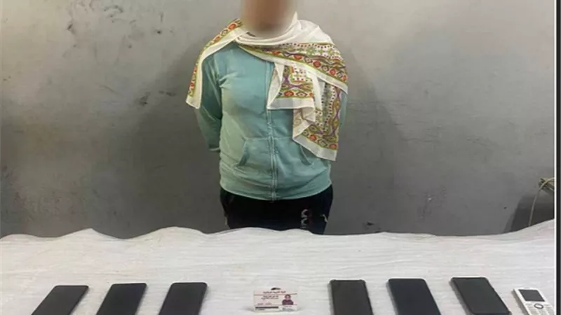 ضبط عاملة نظافة لسرقتها هواتف من غرفة تبديل الملابس