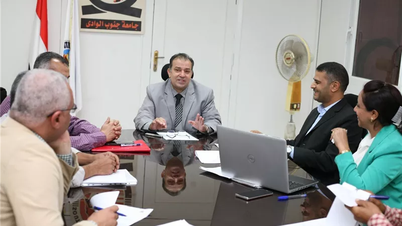 رئيس جامعة جنوب الواد يتابع مشروعات رفع كفاءة البنية التحتية