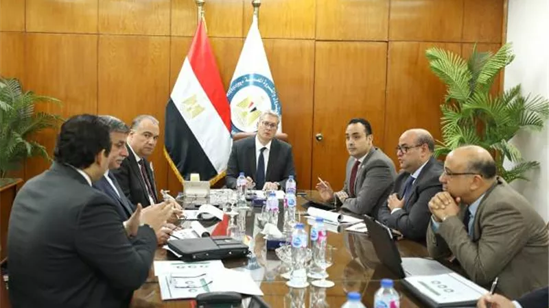 وزير البترول يعقد اجتماعا لمتابعة نشاط تحويل السيارات للعمل بالغاز