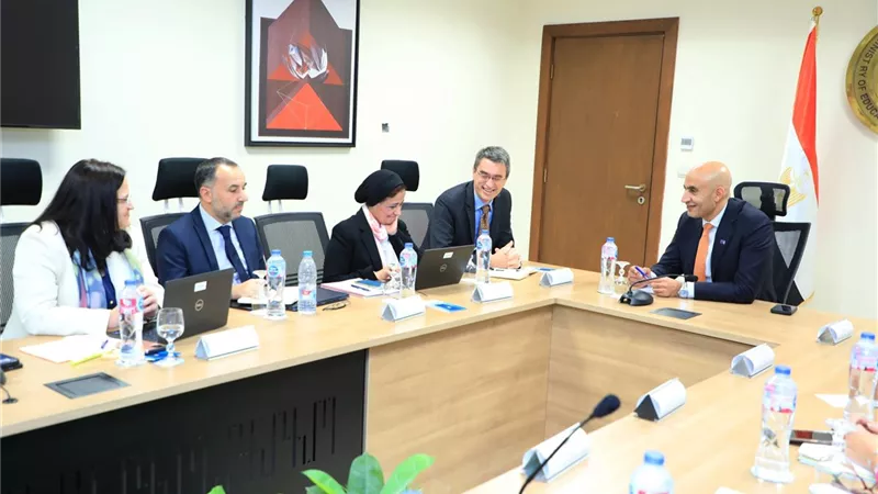 وزير التعليم يبحث مع فريق (GPE) واليونيسيف التعاون في التعليم قبل الجامعي
