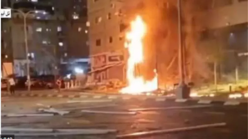 إصابة 4 إسرائيليين قرب تل أبيب جراء شظايا صاروخ أطلق من لبنان