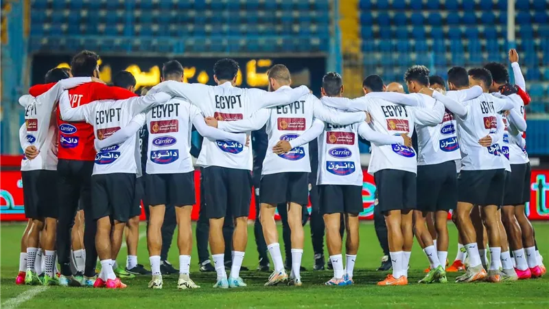 مدافع منتخب مصر علي رادار الأهلي