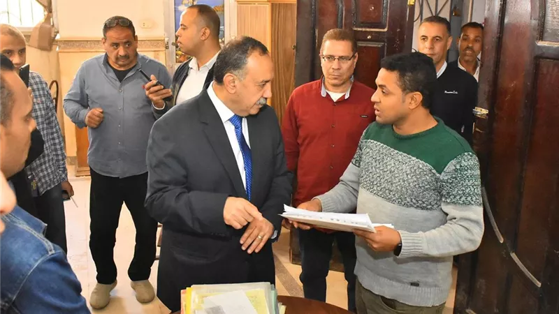 محافظ أسيوط يلتقي المواطنين خلال زيارته للمركز التكنولوجي بمنفلوط
