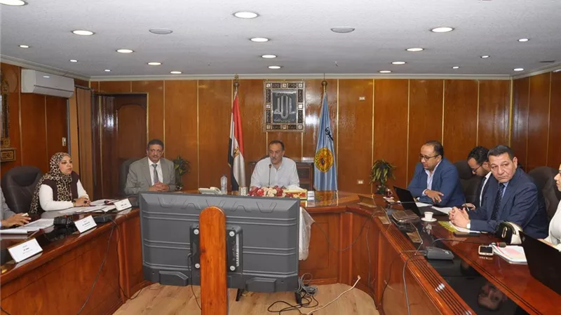 محافظ أسيوط يناقش معدلات تنفيذ مشروعات المبادرة الرئاسية