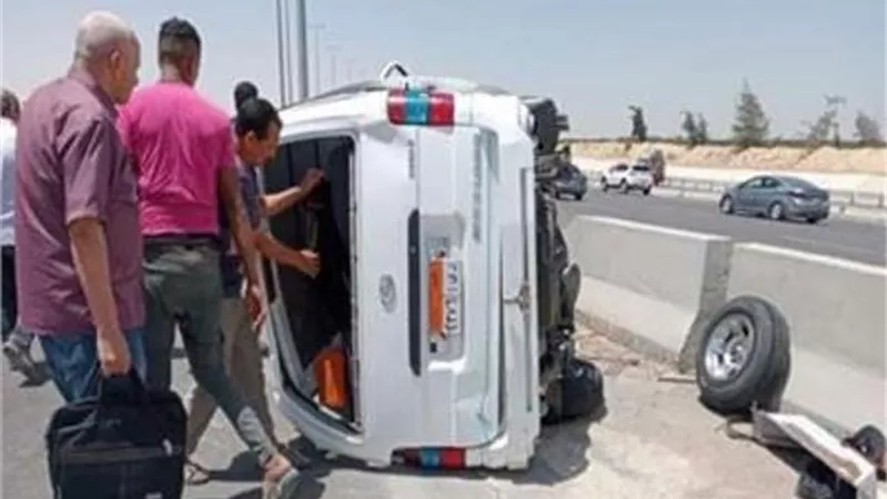إصابة 4 إثر انقلاب ميكروباص أعلى الطريق فى منشأة القناطر