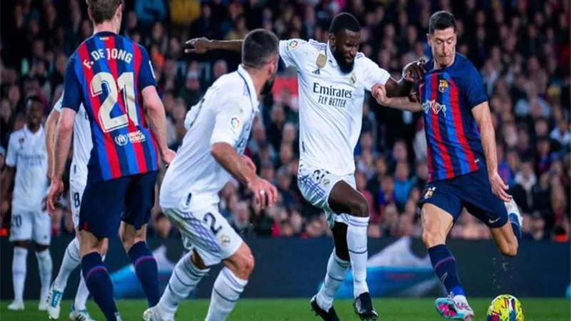 صراع مكرر.. ريال مدريد وبرشلونة يتحركان لحسم صفقة مجانية