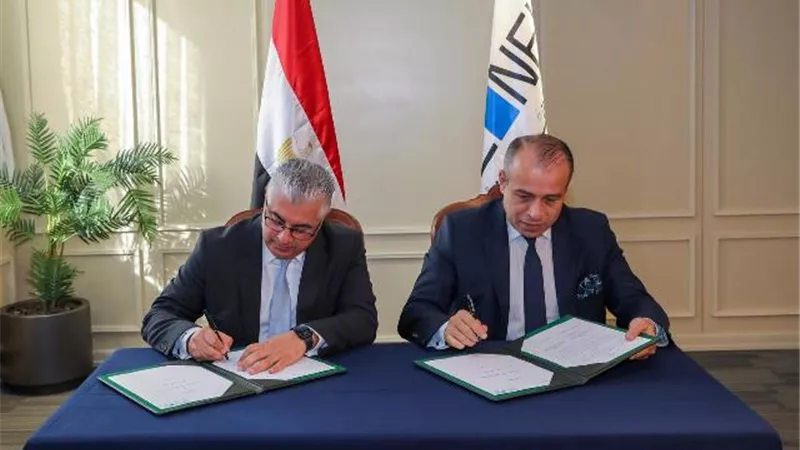 اقتصادية قناة السويس توقع بروتوكولا مع التمثيل التجاري المصري