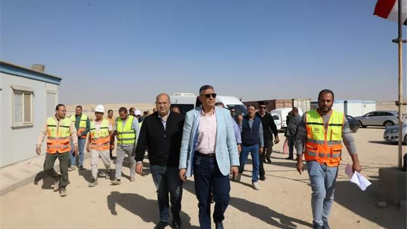 محافظ الجيزة يتفقد مشروعات معالجة الصرف الصحى لخدمة ١١ قرية