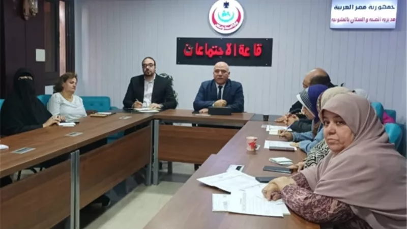 وكيل الصحة بالقليوبية يناقش حصاد المرور الميداني على غرب شبرا