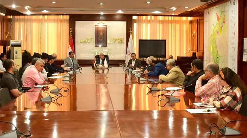 محافظ الأقصر يبحث استعدادات الاحتفال بالعيد القومى
