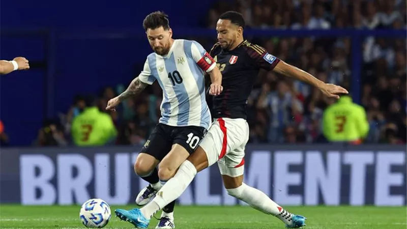 الأرجنتين ضد بيرو .. شاهد ميسي يتلاعب وأصوات الجمهور الأرجنتيني