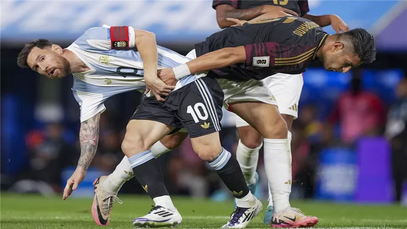 ميسي ينفعل على لاعب بيرو بمواجهات تصفيات أمريكا الجنوبية.. فيديو