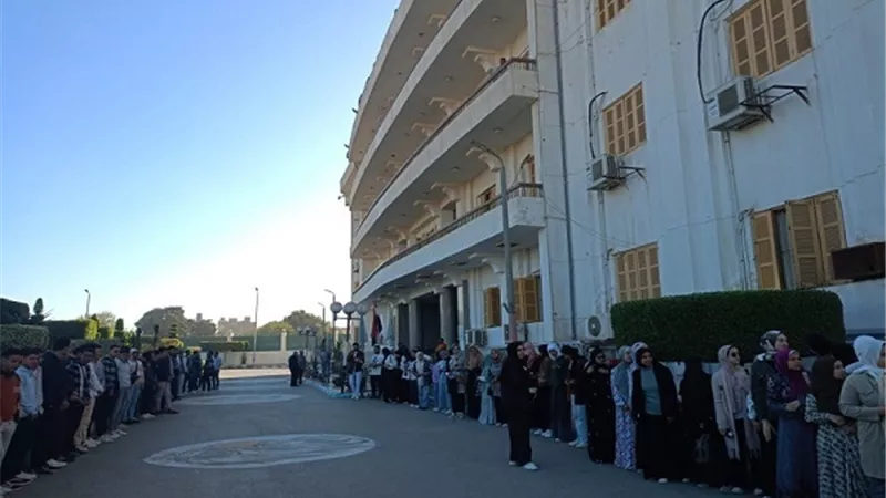 ممر شرفي لرئيس جامعة بني سويف من طلاب كلية ذوى الاحتياجات