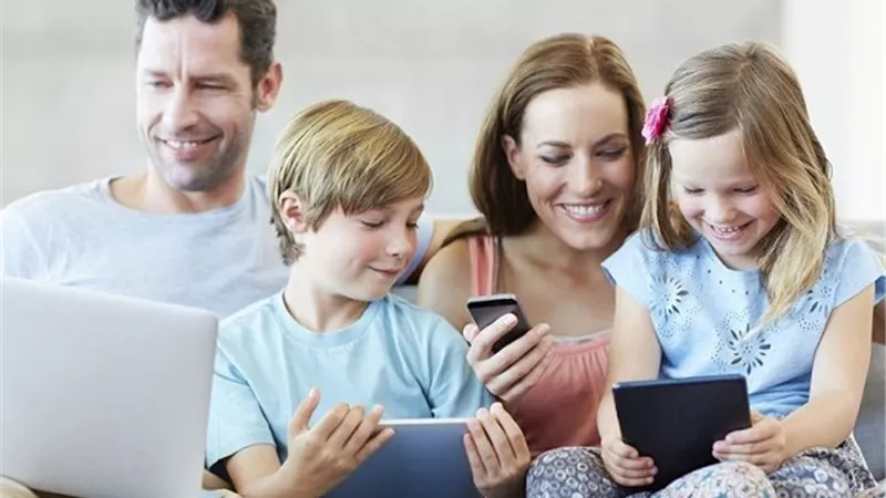 كيف تساعد طفلك على الاستفادة من الوسائط الرقمية.. دراسة تكشف
