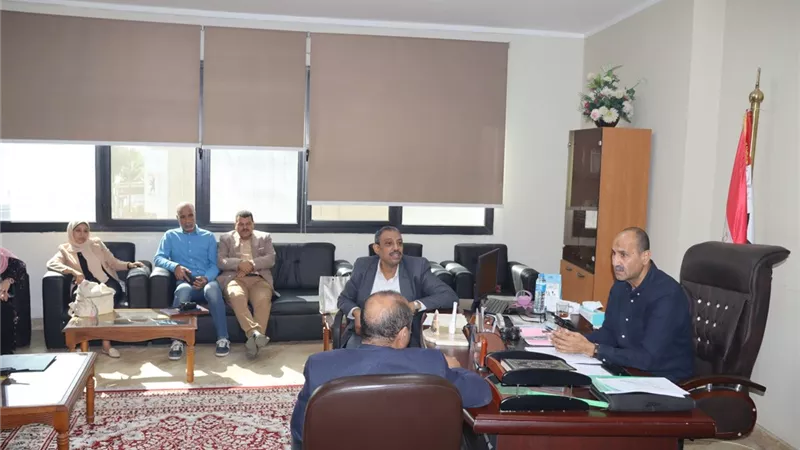 علام يبحث حلول مشكلات تشغيل العبارات النهرية ببني سويف