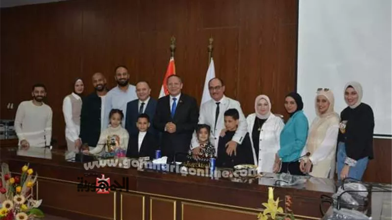 جامعة دمياط تكرم الأمين المساعد للشئون الإدارية