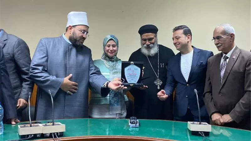 بيت العائلة المصرية يكرم رئيسة حى غرب الإسكندرية