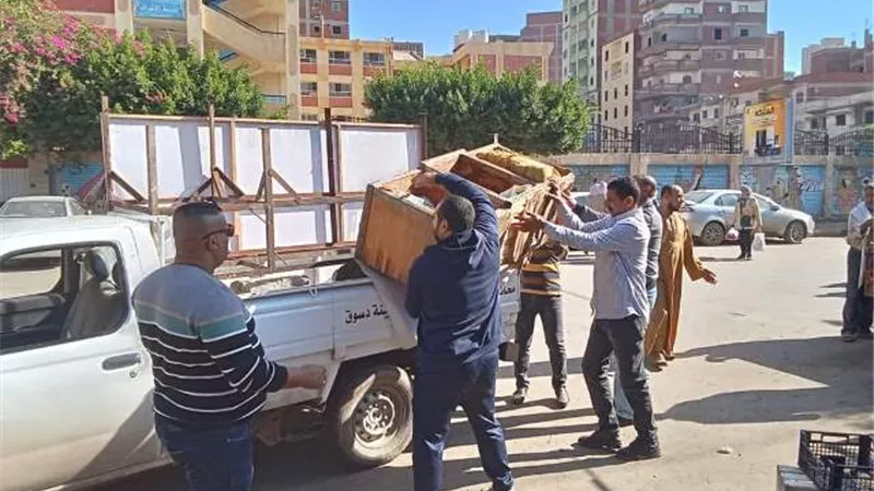 حملة لإزالة الإشغالات والتعديات على حرم الطرق العامة بدسوق