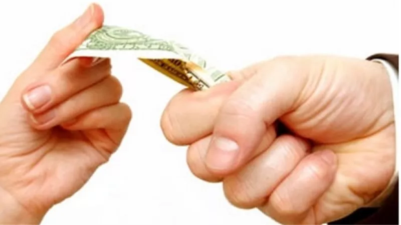 حكم تهرب الزوج من المصاريف معتمدا على دخل الزوجة