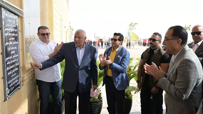 رئيس الوزراء يشهد افتتاح نادي الهجن والفروسية الدولي في الخارجة