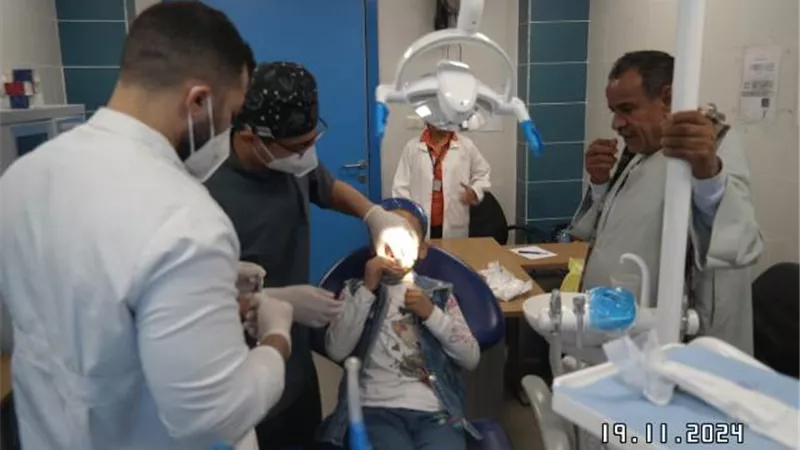 جامعة أسيوط تُطلق قافلة طبية إلى قرية عرب مطير تخصص طب الأسنان