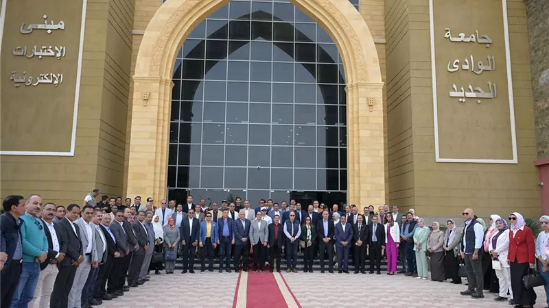 رئيس الوزراء يتفقد جامعة الوادي الجديد