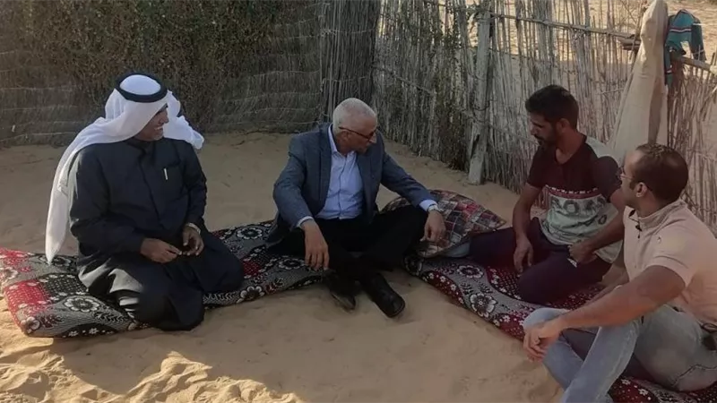 محافظ شمال سيناء يلبي دعوة مواطن لتناول القهوة بقرية نجع شيبانه