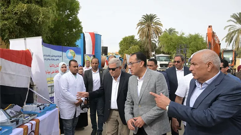 مدبولي يتفقد اصطفاف المعدات الخاصة بمياه الشرب والصرف الصحي بالخارجة