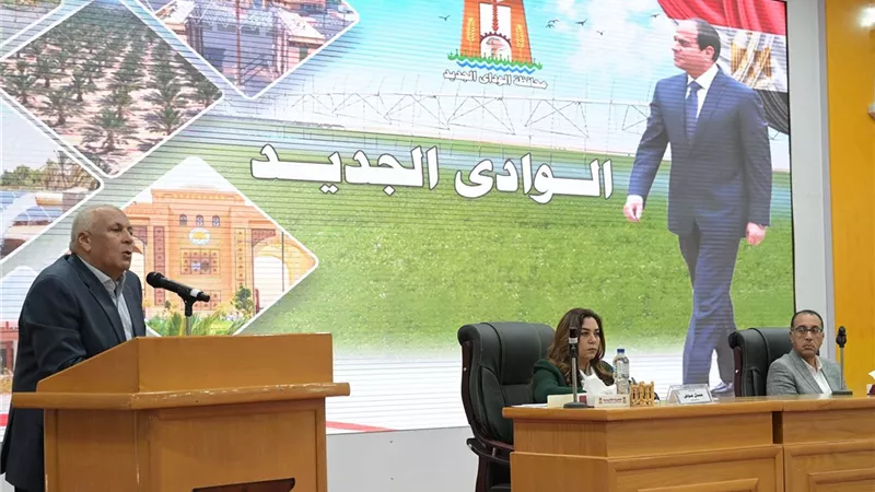 مدبولي يعقد لقاء جماهيريا مع نواب البرلمان والمشايخ بالوادي الجديد