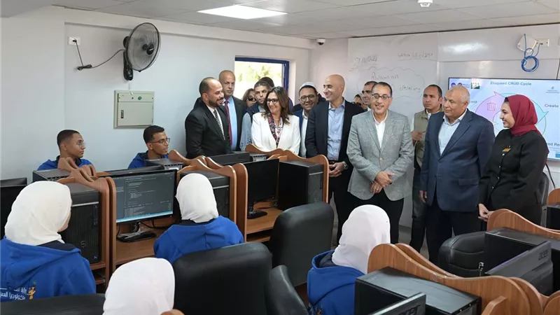رئيس الوزراء يتفقد مدرسة WE للتكنولوجيا التطبيقية