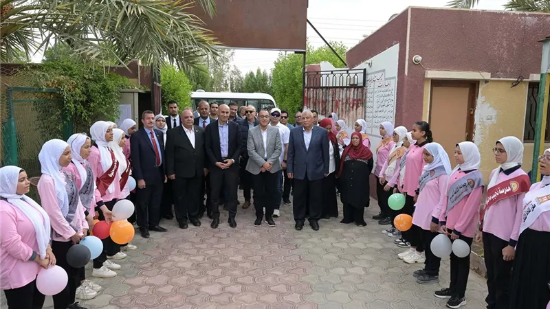 رئيس الوزراء يتفقد مدرسة نجيب محفوظ الثانوية بنات بالخارجة