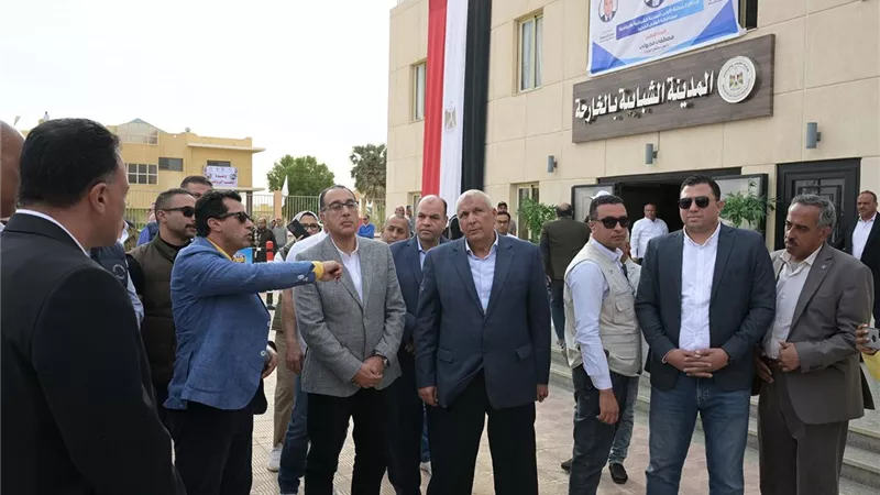 رئيس الوزراء يتفقد المدينة الشبابية بالخارجة