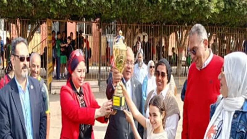 مدير تعليم القليوبية يهنئ الطلاب الفائزين ببطولة الألعاب الجماعية