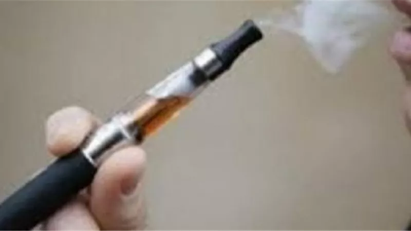منها السرطان والربو .. مخاطر التدخين الإلكتروني