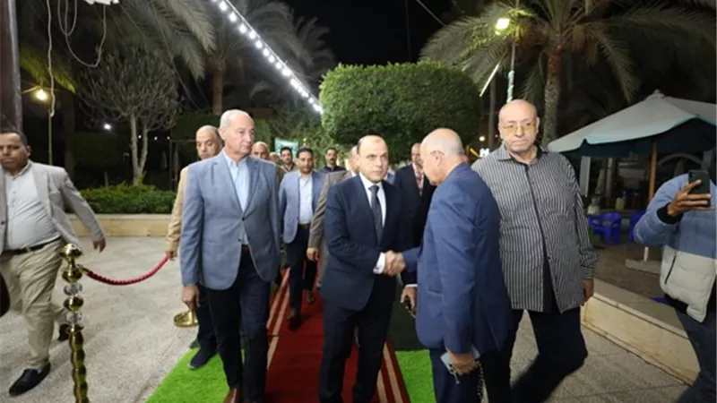 محافظ كفرالشيخ يؤدي واجب العزاء فى وفاة اللاعب «محمد شوقي»