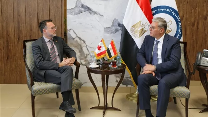 وزير البترول يبحث مع السفير الكندى تطورات منظومة التعدين